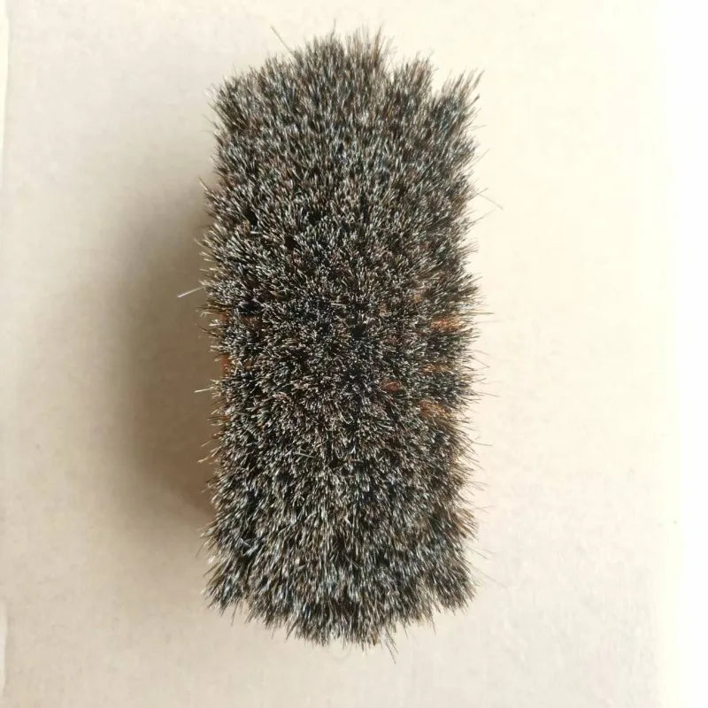Spazzola da scarpe in crine di cavallo con manico in legno massello marrone. Può essere utilizzata per oliare, lucidare, spolverare e mantenere i prodotti in pelle.