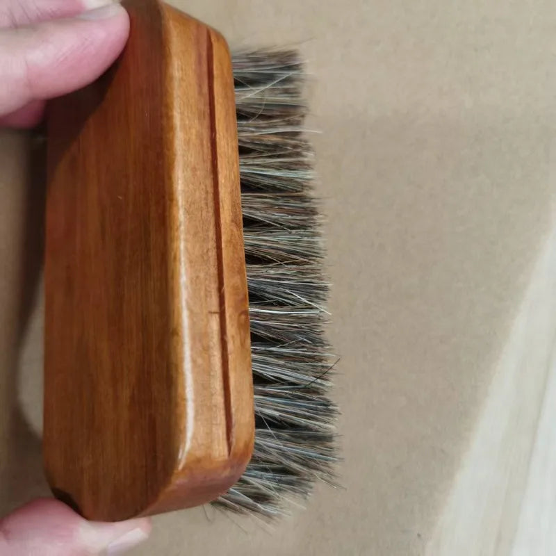 Spazzola da scarpe in crine di cavallo con manico in legno massello marrone. Può essere utilizzata per oliare, lucidare, spolverare e mantenere i prodotti in pelle.