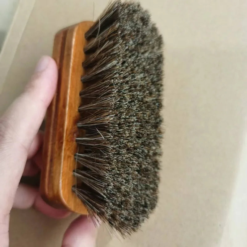Spazzola da scarpe in crine di cavallo con manico in legno massello marrone. Può essere utilizzata per oliare, lucidare, spolverare e mantenere i prodotti in pelle.