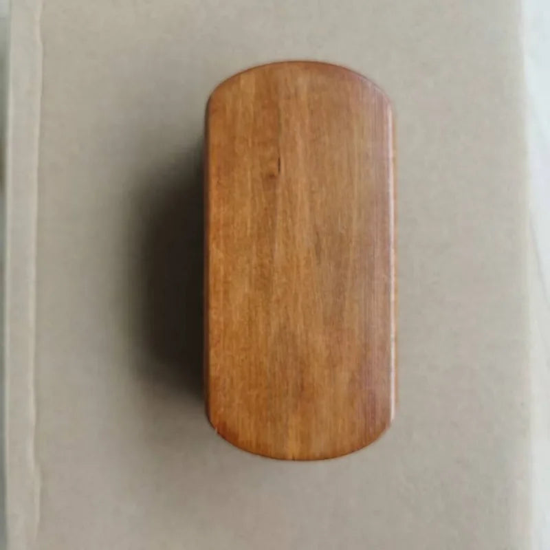 Spazzola da scarpe in crine di cavallo con manico in legno massello marrone. Può essere utilizzata per oliare, lucidare, spolverare e mantenere i prodotti in pelle.