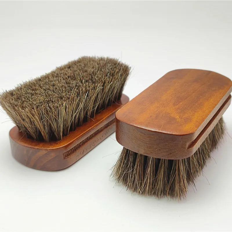 Spazzola da scarpe in crine di cavallo con manico in legno massello marrone. Può essere utilizzata per oliare, lucidare, spolverare e mantenere i prodotti in pelle.